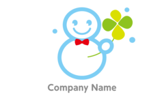 クローバーと親しみやすい笑顔の雪だるま